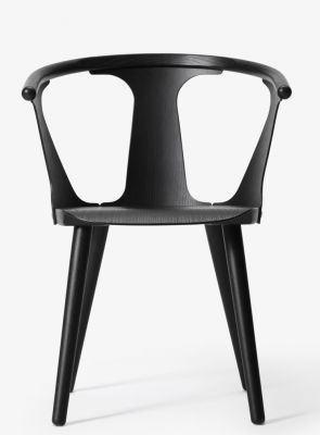 Schwarzer In Between Chair Stuhl SK1 von AndTradition, Holzstuhl mit Rückenlehne und drei Beinen.